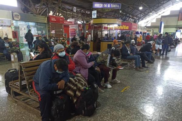 Terminal de Buses suspende viajes  a Santa Cruz debido a bloqueos