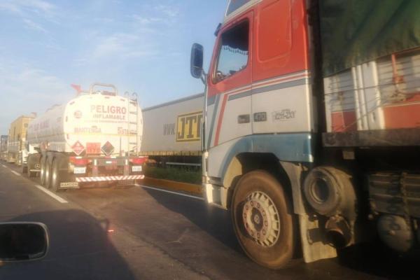 Cívicos de Montero y Portachuelo  bloquean la carretera al norte