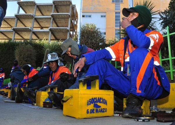 Por aguinaldo, lustracalzados  deciden cobrar dos bolivianos