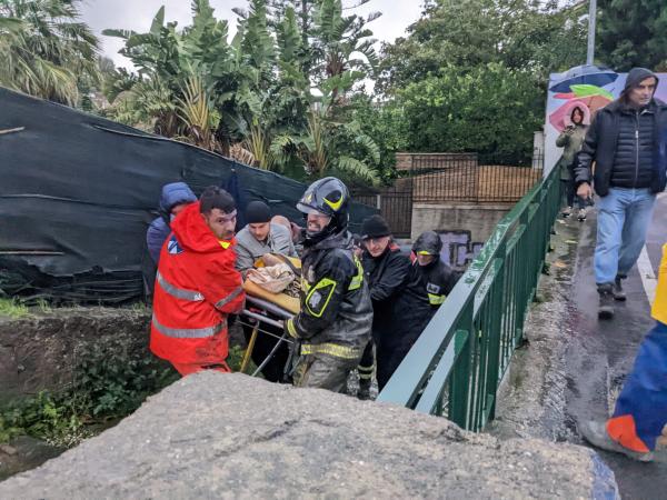 Al menos un muerto y decena  de desaparecidos en avalancha