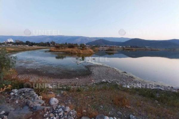 La laguna Alalay se queda sin agua y  empieza a desprender olores fétidos