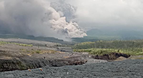 Evacúan a 2.000 habitantes por  la erupción del volcán Semeru