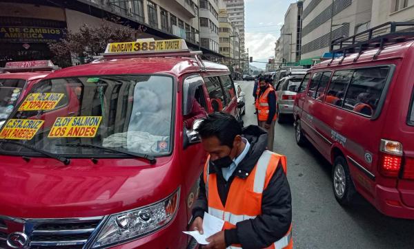 Guardias ediles, cebras y choferes inician reordenamiento vehicular