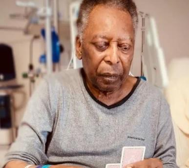 Pelé mejora pero sin «previsión de alta médica»