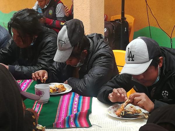 Personas en situación de calle acceden a almuerzo económico