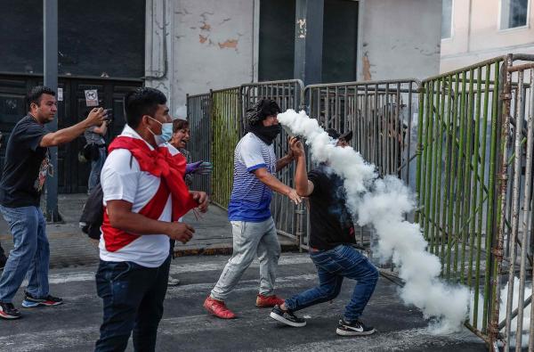 Manifestantes en Lima atacan  varios medios de comunicación