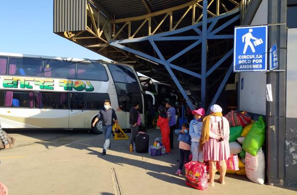 Habilitan salidas de buses a Oruro y La Paz