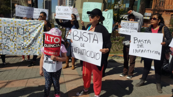 Niño con síndrome de maltrato  infaltil muere por asfixia mecánica