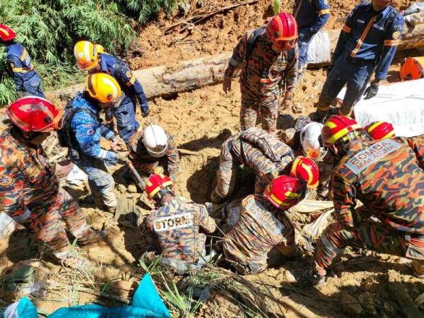 Talud de tierra en Malasia deja 19 muertos y 17 desaparecidos