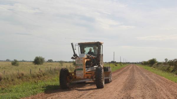 Mejoran camino en beneficio de ocho  comunidades productoras de Warnes