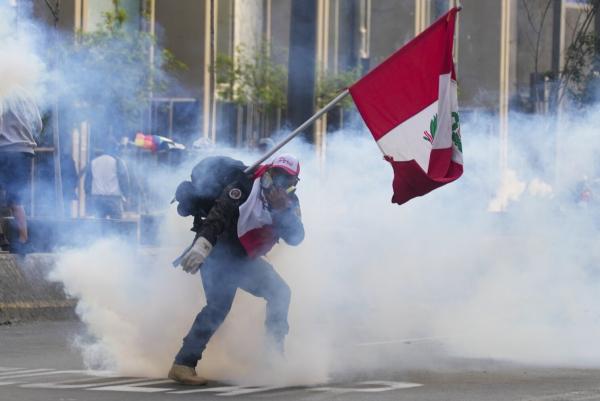 Sube a 25 las muertes en protestas  contra la destitución de Castillo