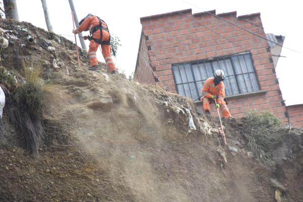 Se desprende parte de talud  y realizan caída controlada