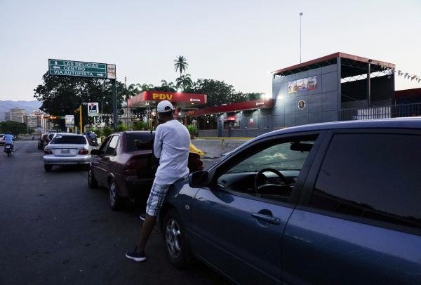 Empresarios piden explicación a Maduro  por escasez de gasolina en Venezuela