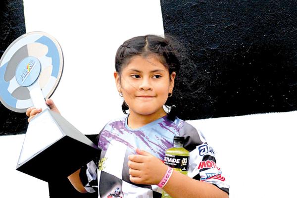 Anyely Limachi, la niña campeona