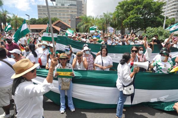 Movilización de mujeres exigen  libertad del gobernador Camacho