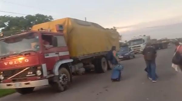 Reportan centenares de camiones  parados en carreteras de Santa Cruz