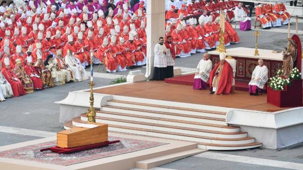 Restos mortales de Benedicto XVI  ya reposan en las grutas vaticanas