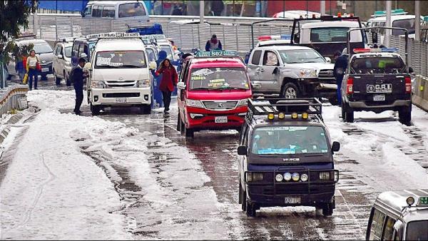 Solicitan conducir con cuidado  durante lluvias y granizadas