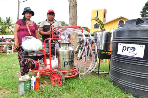 Entregan equipamiento  a productores de leche