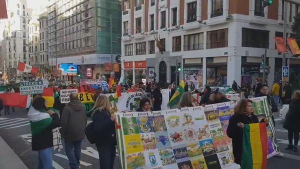 Residentes bolivianos marchan, exigen  liberación de Camacho y Jeanine Áñez