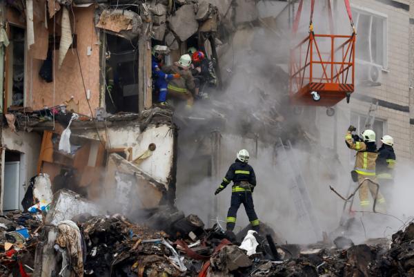 Aumentan a 30 los muertos  por ataque ruso a edificio