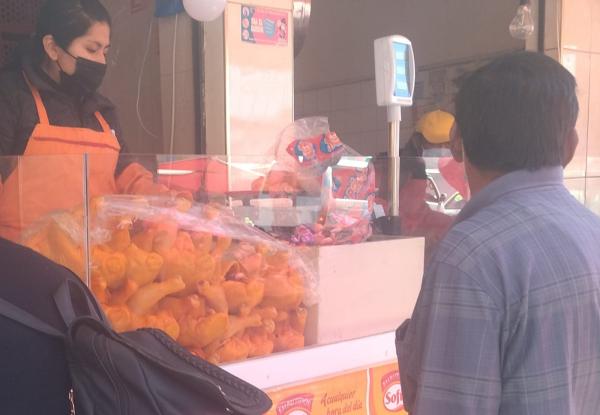 Denuncian escasez y variación   de precios en la carne de pollo