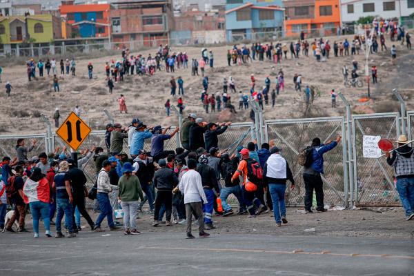 Manifestantes intentan tomar aeropuerto y causan desmanes