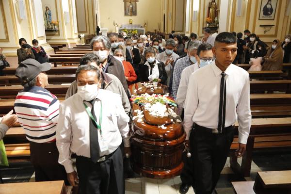 Despiden con una misa y un “hasta  pronto” al sacerdote Xavier Albó