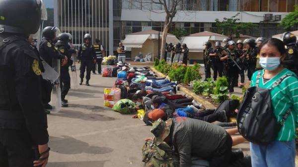 Policía allana universidad  y  detiene más de 200 personas