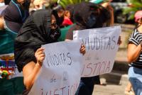 Personas vestidas de negro  marchan en Santa Cruz