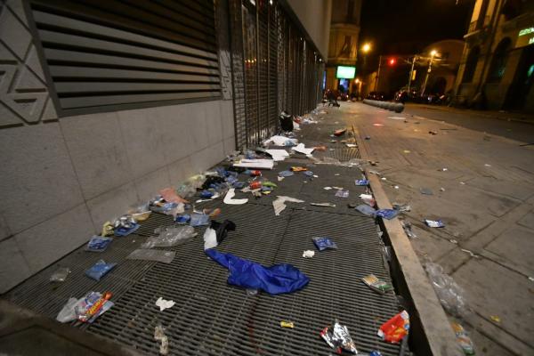 Desfile dejó calles con toneladas de Basura y convertidas en mingitorios