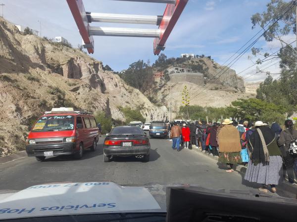 Molestia y trancadera por fila que  obstruye circulación vehicular