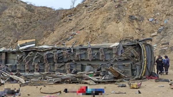 Bus interprovincial cae a un  abismo y deja 25 muertos en Piura