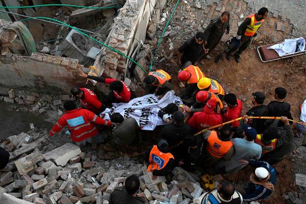 Sube cifra de muertos por atentado  suicida en una mezquita de Pakistán