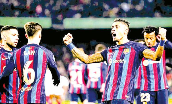 Barcelona golea al Sevilla y conserva su liderato