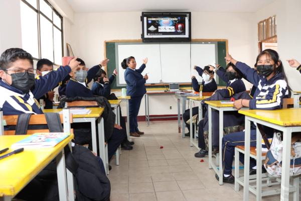 Distribuyen televisores en colegios de El Alto