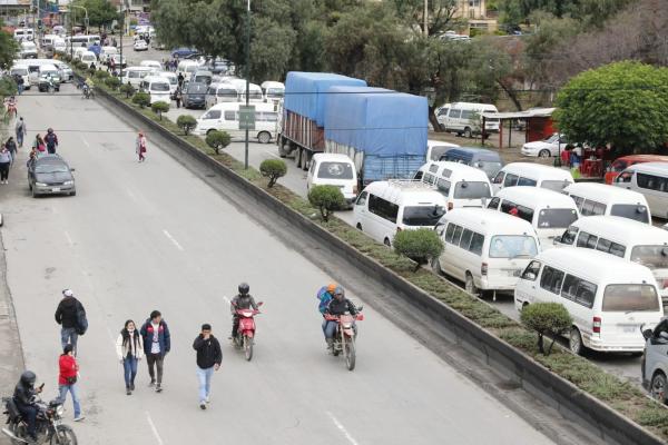 Transportistas bloquean carretera que une Sacaba con el oriente