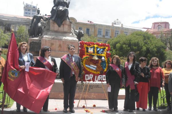 Orureños rindieron homenaje a su tierra