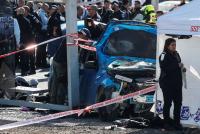 Atentado con auto en parada  de buses mata a dos personas