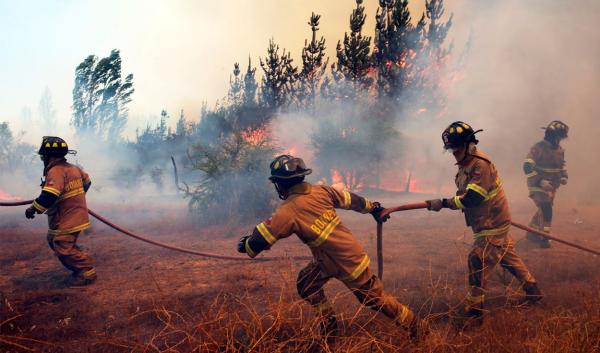 Más de 750 bomberos extranjeros  combaten los incendios en Chile