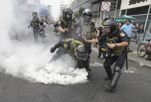 Piden suspender todas las exportaciones   de armas y material antidisturbios a Perú