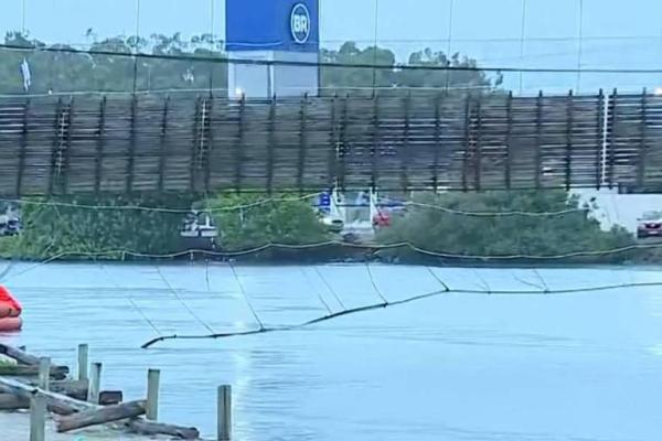 Colapsa puente colgante por exceso  de peso durante festejos de carnaval