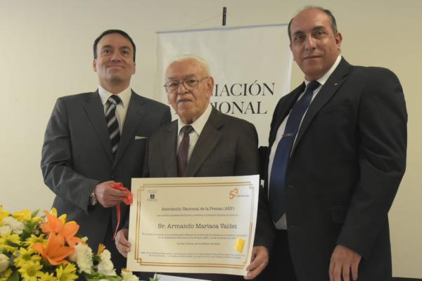 Jorge Carrasco Guzmán rinde  homenaje a fundador de la ANP