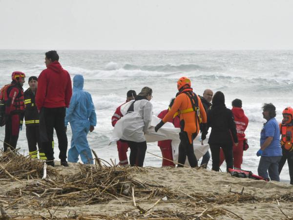 60 muertos en naufragio de un barco de migrantes