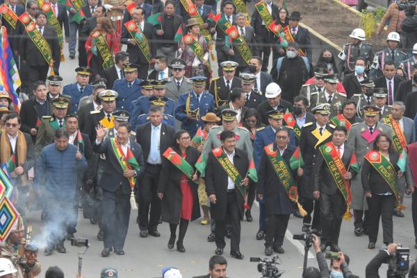 Desfile, entrega de obras y  fervor cívico marcan festejos