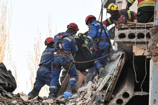 Suben a 13 los muertos por ataque  ruso contra un edificio de civiles