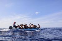 Rescatan a 105 migrantes a la  deriva frente a costas de Libia