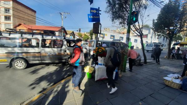 Instan a comerciantes informales a no asentarse en centro paceño