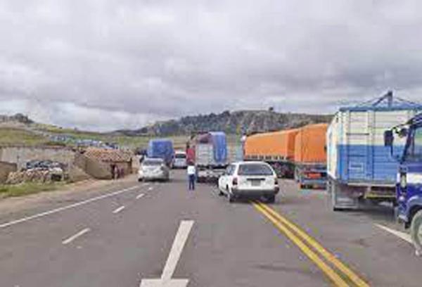 Bloqueo de carreteras aísla a Potosí del resto del país