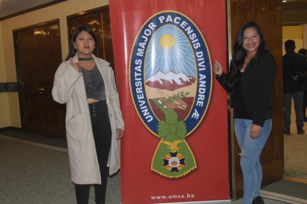 Carla y Elizabeth obtienen título  profesional por excelencia académica